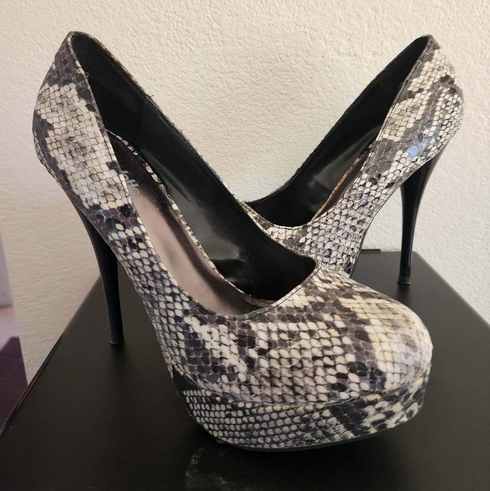 Snake print size 8 heel